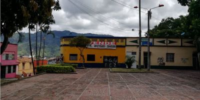 VENDO CASA LOTE UBICADA EN AVENIDA PRINCIPAL CONSTRUIDA EN LADRILLO , SE VENDE COMO CASA LOTE PARA CONSTRUIR O REALIZAR MEJORAS, CON TODOS LOS SERVICIOS DE ALCANTARILLADO AGUA Y LUZ.
