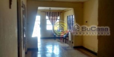 Casa amplia, buena ubicación, sobre vía principal, buenas vías de acceso, es una buena oportunidad para invertir.