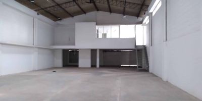 ¡Local amplio con bodega y dos mezanines para oficina, Esta puede ser la oportunidad para poner tu negocio Además que está ubicada en zona estratégica, pues cuenta con mucha zona comercial a su alrededor y proyectos ya construidos de vivienda Esta bodega cuenta con una muy buena área de 850 mts construidos con 900 mts de altura lo cual permite tener un buen uso Si esta es la opción que estás buscando contáctame!!