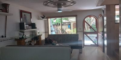 Casa en venta en Cartagena, Bolívar. Esta propiedad de 176 m² se encuentra en el residencial barrio Pie de la Popa, ofreciendo 4 habitaciones y 4 baños para su comodidad. Incluye 1 parqueadero y seguridad, al estar en un conjunto cerrado con vigilancia. Con buenos acabados y un ambiente fresco, es una opción residencial atractiva en una zona bien valorada de la ciudad. Para más información o agendar una visita a esta casa en Pie de la Popa, puede contactarnos vía WhatsApp, solicitar ser contactado o consultar nuestros números telefónicos.