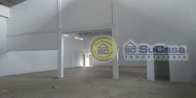 Bodega amplia, con dos mezanines, con excelente ubicación comercial, esta puede ser la oportunidad para poner tu negocio Además que esta ubicada en zona estratégica pues cuenta con mucha zona comercial a su alrededor y proyectos ya construidos de vivienda