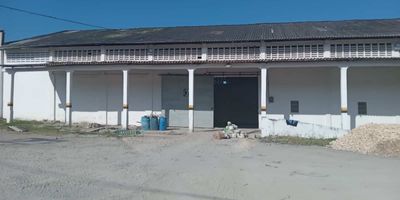 Bodega en buen estado, muy amplia, ideal para el almacenamiento de mercancia, cuenta con parqueaderos, en unidad cerrada.