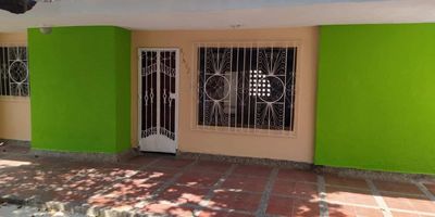 Casa para vivienda ubicada en callejón cerrado, cerca de sector comercial, amplia, espaciosa, segura, con parqueadero, terraza y patio.