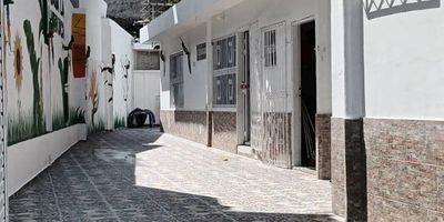 Inmueble en excelentes condiciones. Costa de 5 apartamentos con servicios publicos independientes.  Dos en la planta baja , sala , comedor, baño interno y baño social, cocina , area labores y 3 en la segunda.Sala , comedor, cocina, area labores y baño compartido.