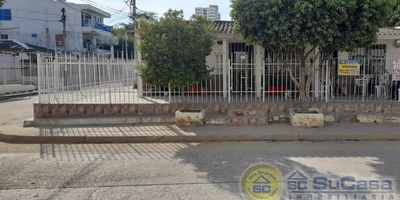 Casa amplia en esquina, para fines comerciales y/o de construcción, cuenta con apartamento y aparta estudio independientes.