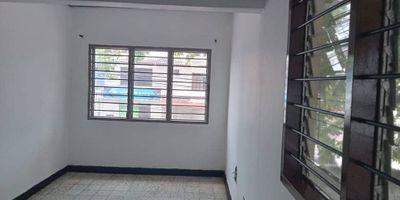 Casa apta para negocios administrativos, cuenta con una Excelente ubicación, sobre avenida principal, en sector comercial de dos niveles, amplia y comoda, central.