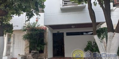 Inmueble ubicado en zona tranquila, muy central, cerca de supermercados, restaurantes, centros hospitalarios, colegios, universidades, centros comerciales, parques, paseo peatonal y bancos.