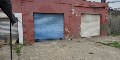 Propiedad ubicada sobre corredor de carga, muy próxima a Muelles El Bosque, Sociedad Portuaria, notarías, bancos, restaurantes y empresas de servicios logísticos, entre otras. Ideal para remodelación y establecimiento de oficinas y/o negocios. En la actualidad la propiedad cuenta con dos locales comerciales y cinco viviendas conformadas de la siguiente manera: Vivienda N.º 1: Casa con cuatro habitaciones, dos baños, sala, comedor, cocina, terraza posterior, patio. Vivienda N.º 2: Apartamento con dos habitaciones, dos baños, sala, comedor, cocina, cuarto y baño de servicio, patio. Vivienda N.º 3: Apartamento con dos habitaciones, dos baños, sala, comedor, cocina, cuarto y baño de servicio, patio. Vivienda N.º 4: Apartamento con dos habitaciones, dos baños, sala, comedor, cocina, patio. Vivienda N.º 5: Apartamento con dos habitaciones, un baño, sala, comedor, cocina, patio.