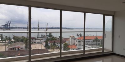 Te presentamos esta oficina en oferta ubicada en centro empresarial en el barrio bocagrande, con amplio reconocimiento, cuenta con excelente ubicación sobre vía principal, fácil acceso vehicular y peatonal cuenta con servicio de recepción, sistema de aire integral, amplia con buena iluminación. Con gran cercanía al centro comercial, parques naturales, restaurantes, supermercados y bancos, todo a la vuelta de la esquina. Muy cerca a la bahía de Cartagena.