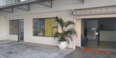 Te presentamos esta oficina en oferta ubicada en centro empresarial en el barrio bosque, con amplio reconocimiento, cuenta con excelente ubicación sobre vía principal, fácil acceso vehicular y peatonal, cuenta con servicio de recepción, amplia con buena iluminación. Con gran cercanía a notarias, bancos, supermercados, restaurantes, y todo a la vuelta de la esquina.