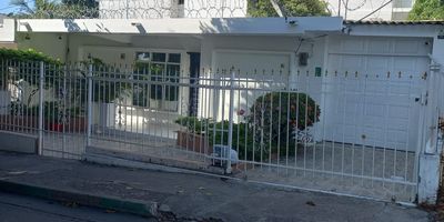 Casa amplia con terraza, áreas de sala comedor, cocina, 4 alcobas, una con baño interno, baño compartido, patio amplio, área de depósito.