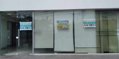 Espectacular local comercial, con alto flujo peatonal durante todo el día, cerca a entidades bancarias y supermercados. No te pierdas esta oportunidad de negocio que es ideal para tus futuros proyectos, Que esperas para conocerlo, contáctenos.