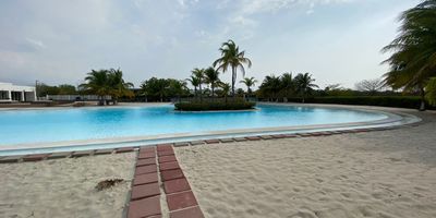 Experimente el lujo de vivir en una de las zonas más codiciadas de la ciudad,  en condominio con espectaculares  zonas sociales, aparta estudio de 1 alcobas  totalmente amoblado, para vivir una estancia placentera, vista  hacia el parqueadero, fresco, iluminado, cómodo,  con excelentes acabados, fácil acceso, buenas vías, tranquilidad absoluta, contáctanos.