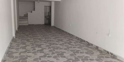 Local comercial para arriendo, ubicado en avenida pedro Heredia sector bomba del amparo, cerca a establecimientos del sector salud, centros comerciales, entidades financieras y gubernamentales, transporte público cercano, ubicado en zona de tránsito constante de vehículos y personas, Local comercial  de dos niveles con baño interno y terraza. Local dúplex con 36 metros parte alta y 36 metros parte baja. Los Servicios públicos independientes