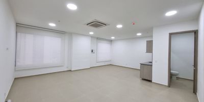 Te presentamos esta oficina en oferta ubicada en centro empresarial en el barrio manga con amplio reconocimiento, cuenta con excelente ubicación sobre vía principal, fácil acceso vehicular y peatonal cuenta con servicio de recepción, sistema de aire integral, amplia con buena iluminación. Con gran cercanía al centro histórico y bahía de manga, parques naturales, restaurantes, supermercados y bancos todo a la vuelta de la esquina.