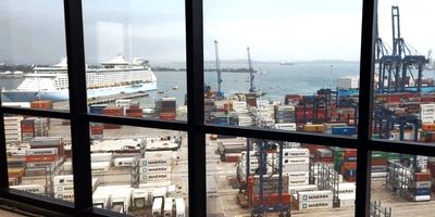 Inmueble ubicado en edificio AAA, está conformado por dos grandes áreas de oficinas que se encuentran unidos físicamente, consta de dos niveles con acceso desde escaleras y tres ascensores. El primer nivel cuenta con un área de 368,40 mts2   36,72 mts2 de terraza.  En el segundo nivel se encuentra un área de 178,97 mts2. Ambos pisos cuentan con ascensores, dos baterías de baños, área de labores y área de cableado y subestación eléctrica. Se cuenta con posibilidades de adquirir parqueaderos internos dobles a razón de $60.000.000 c/u. Muy próximo a bancos, oficinas e instituciones gubernamentales, puertos e industria de la ciudad, al igual que restaurantes y hoteles de alto nivel. Las oficinas serán entregadas bajo las siguientes características: Piso afinado; Ventanearía Termoacústica; Cielo raso concreto a la vista; Tablero de Fuerza por piso; Adecuación de espacio para aire acondicionado por piso; Punto cero red contra incendio para Sprinkles por piso.