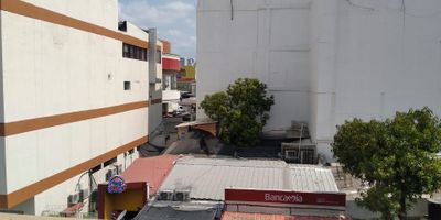 Local comercial para arriendo en construcción, ubicado en santa monica al lado del Shoping center la plazuela- Cartagena; avenida principal, cómodas vías de acceso, constante trafico de personas y vehículos, a pocos metros de Estaciones de transcribe, Centro Comercial La Plazuela, instituciones financieras y educativas, almacenes de cadena; el local consta de 1 baño, en obra gris.