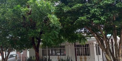 Atractiva casa para invertir con espacios amplios, antejardín y terraza, garaje, antesala, sala, sala de estar, comedor, cocina, hall de reparto, habitaciones bastante grandes, la principal con baño interno,  dos habitaciones adicionales con  baño compartido, patio interior, amplio patio ambientado con hermosas plantas, cuarto de labores cuarto de san alejo.