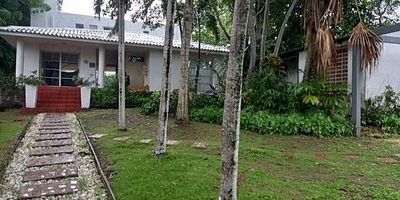 Casa ubicada en conjunto cerrado, tranquilo y seguro, desarrollado en medio de vegetación y mucha zona verde. La propiedad está conformada por dos plantas. Primera planta: Jardín y terraza anterior, sala, comedor, baño social completo, cocina, despensa, cuarto y baño completo, terraza posterior, jardín posterior con zona de BBQ, cuarto y baño de servicio, zona de labores, área de parqueo para dos vehículos. Segundo Piso: Dos habitaciones, cada una con baños completos y walking closet, sala de estar o de televisión.