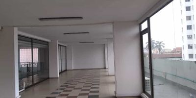 Este es un excelente espacio para una oficina o negocio, ubicado en uno de los sectores más turísticos y comerciales de la ciudad. La oficina está en muy buenas condiciones y cuenta con una ubicación privilegiada, amplias zonas sociales y pasillos, buena iluminación y ventilación, una estructura sólida y una distribución bien pensada, así como acabados de calidad. Se encuentra dentro del centro comercial centro uno, lo que facilita el acceso y brinda una amplia oferta de servicios y comodidades. Además, cuenta con cómodas vías de acceso y una excelente conectividad de transporte público, lo que lo convierte en una opción ideal para quienes buscan un lugar bien ubicado y fácil de alcanzar. También se encuentra cerca de centros comerciales, vías principales y transporte público, y cuenta con seguridad las 24 horas del día y monitoreo permanente por parte de la policía.