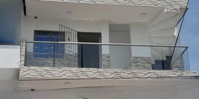 ¿Sueña con una propiedad que ofrezca versatilidad, independencia y rentabilidad? ¡No busque más! Esta amplia casa ha sido cuidadosamente dividida en tres acogedores apartamentos, cada uno con 80m² y con un diseño moderno y funcional.Cada apartamento cuenta con: 3  habitaciones con closet: Espacios tranquilos y privados para descansar y soñar, Un baño completo, Sala comedor, Cocina integral, la propiedad se encuentra en una zona tranquila y segura, con fácil acceso a transporte público, centros comerciales, colegios y zonas verdes.Además, la propiedad cuenta con: Un local comercial en el primer piso, ideal para generar ingresos adicionales, excelentes acabados y materiales de construcción. Una excelente oportunidad para generar ingresos por alquiler.