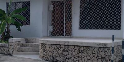 Casa comercial amplia remodelada con patio, con excelentes acabados, pisos en ceramica, paredes estucadas, espacios internos con buena amplitud, la alcoba principal cuenta con baño interno, buena ventilación, ideal para oficinas administrativas, colegios, laboratorios, ips, vías de fácil acceso, cerca a super tiendas D-1, Olímpica, restaurantes, colegios, canchas deportivas, vigilancia en el sector las 24 horas,está cerca a vias de acceso y avenida principal del barrio bosque.