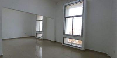 Oficina con buenos acabados, pisos en porcelanatos, baños enchapados, buena iluminación y ventilación ubicada en el corazón del centro histórico cerca a diferentes actividades de gran importancia, como locales comerciales, turismo y entidades del estado, el edificio con portería y vigilancia las 24 horas, con buenas vías de acceso, facilidad de transporte, sector muy comercial, cerca a entidades bancarias, centro comerciales, supermercados, clínicas, en el centro del centro histórico, vigilancia privada cerca a la plaza de la aduana y torre del reloj.