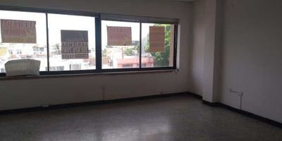 oficina en buen estado, paredes estucadas, cielo raso en maderas, ventanas en aluminio, baños enchapados, oficina con excelentes acabados, pisos en cerámica, baños enchapados, buena iluminación y ventilación ubicada en el corazón del centro histórico cerca a diferentes actividades de gran importancia, como comercial, turismo y entidades del estado, en edificio con portería y vigilancia, con buenas vías de acceso, facilidad de transporte, sector muy comercial, cerca a entidades bancarias, centro comerciales, supermercados, clínica.