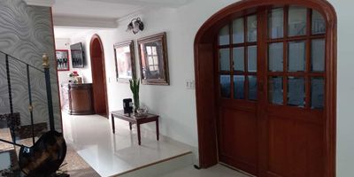 Hermosa casa  de dos plantas, con espacios muy amplios en todas las áreas. En la primera planta, antejardín,  terraza, sala, baño Social, comedor, pequeño depósito, cocina, área de labores, cuarto y baño de servicio, patio embaldosado,   cuenta con b.b.q.  En la segunda planta, cuatro habitaciones con aire acondicionado, la principal con baño interno y tina, las otras con baño compartido.  Cuenta además con un altillo.   La casa tiene garage, pero igualmente, en el área anterior,  cuenta con espacio para dos espacios adicionales para estacionar vehículos.