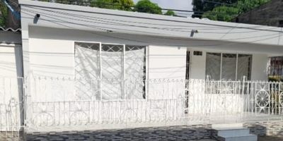 Casa en buen estado con excelente ubicación, cerca del centro comercial San Fernando Plaza y con fácil acceso a las principales vías de la ciudad. Los espacios de la casa son amplios, lo que brinda comodidad y libertad de movimiento. La casa cuenta con una terraza, lo que es ideal para disfrutar del aire libre y tener un espacio para relajarse o compartir con familia y amigos. La casa se encuentra en un buen sector del barrio San Fernando, lo que significa que está en una zona atractiva. Además, está cerca del centro comercial San Fernando Plaza, lo que permite acceder fácilmente a una amplia variedad de servicios y comercios.