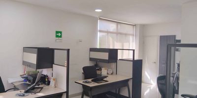 Oficina en buen estado, piso en porcelanato, buenos acabados, ventanas corredizas con vista espectacular, ubicada en el corazón del centro histórico cerca a diferentes actividades de gran importancia, como comercial, turismo y entidades del estado, en edificio con portería y vigilancia las 24 horas, con buenas vías de acceso, facilidad de transporte, sector muy comercial, cerca a entidades bancarias, centro comerciales, supermercados, clínicas. ascensores, buen sector.
