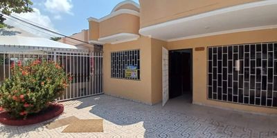 Casa ubicada en zona comercial: Perfecta para aquellos que buscan combinar vida y trabajo, o solo trabajo,  Disfruta de la cercanía a diferentes servicios y comercios, cuenta con 4 habitaciones bien iluminadas: Cada espacio ofrece privacidad, amplias, ventiladas y closet, espacio en la terraza para guardar 3 carros pequeños o dos grandes, a dos minutos de Sociedad portuaria y a 4 Minutos de manga, el Bosque o sectores aledaños, Contactanos, es la mejor opción para reactivar la economía de su negocio.