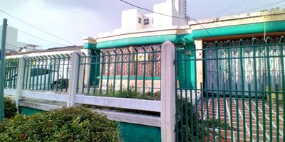 ¡Una Casa  está esperándote en el sector de Santa Lucia! Está espaciosa y fresca propiedad de primer piso te brinda comodidad y accesibilidad en una ubicación privilegiada, al sur de la ciudad. Con excelentes vías de tránsito que te conectan con todas las comodidades que necesitas: centros comerciales, restaurantes, bancos, droguerías, EPS, gimnasios y colegios. Los buenos acabados, la ventilación y la iluminación natural hacen de esta casa un espacio acogedor y lleno de vida. Además, su cercanía a la Carretera la cordialidad,  te permite contar con diversas rutas de transporte para moverte rápidamente por la ciudad. ¡No pierdas la oportunidad de convertir esta casa en tu hogar o Negocio! Contáctanos ahora para concertar una visita y descubrir todos los detalles que hacen de esta propiedad la elección perfecta para ti. ¡Te esperamos con las puertas abiertas!