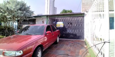 ¡Una Casa  está esperándote en el sector de Santa Lucia! Esta espaciosa y fresca propiedad de primer piso te brinda comodidad y accesibilidad en una ubicación privilegiada, al sur de la ciudad. Con excelentes vías de tránsito que te conectan con todas las comodidades que necesitas: centros comerciales, restaurantes, bancos, droguerías, EPS, gimnasios y colegios. Los buenos acabados, la ventilación y la iluminación natural hacen de esta casa un espacio acogedor y lleno de vida. Además, su cercanía a la Carretera la cordialidad,  te permite contar con diversas rutas de transporte para moverte rápidamente por la ciudad. ¡No pierdas la oportunidad de convertir esta casa en tu hogar o Negocio! Contáctanos ahora para concertar una visita y descubrir todos los detalles que hacen de esta propiedad la elección perfecta para ti. ¡Te esperamos con las puertas abiertas!