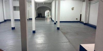 Local comercial para arriendo, ubicada en el centro histórico de la ciudad, transporte público cercano, cómodas vías de acceso, constante tráfico de personas, en avenida principal, a pocos metros de entidades financieras, comerciales, gubernamentales, en pleno sector comercial, cerca a droguerías, almacenes de cadena, restaurantes típicos y tradicionales; el local cuenta con 3 baños, cuarto de servicio, bodega, y pequeño patio.