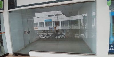 Te presentamos esta oficina en alquiler ubicada en el segundo piso de un centro comercial muy reconocido en la ciudad  y bien ubicado. Se encuentra en una zona estratégica, a pocos pasos de Ópticas, IPS y otros comercios importantes, ¡No pierdas la oportunidad de alquilar esta oficina ideal para tu negocio!, fácil acceso, a buen precio, contáctanos.