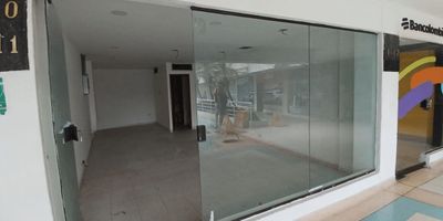 Local ubicado en primer piso, en centro comercial, fácil acceso, rodeado de locales comerciales, no esperes más, ven y conócelo, podemos reactivar la economía de tu negocio, alta visibilidad, en centro comercial transcurrido, no pierdas la oportunidad, contáctanos.
