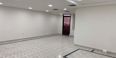 Excelente bodega en sobre la avenida Crisanto Luque, con una infraestructura nueva y firme, su ubicación es un punto estratégico, facilidad para descargue de mercancías, vías de fácil acceso en todos los puntos, el sector es muy concurrido comercialmente, alto tráfico de vehículos y personas. Bodega Completamente pintada, con excelente ubicación, te ofrecemos esta bodega para almacenar tu inventario de forma segura y eficiente, optimiza la logística de tu negocio y tu empresa.