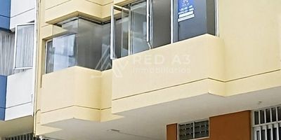 Apartamento en venta en la zona de Pinares en la ciudad de Pereira, Risaralda en el Eje Cafetero en Colombia. Zona residencial con facilidad de acceso transporte publico y privado. Ubicado a una cuadra y media de la avenida Circunvalar, entorno con cercanía a supermercado Carulla, centro comercial Parque Arboleda, Club del Comercio, Restaurante Emilios, Zelba entre otra variedad de restaurantes, clubes, entidades bancarias, distintas clínicas, bancos, cajeros automáticos, clubes, entre otros. Cuenta con diferentes vías de acceso que permiten llegar y salir con facilidad. 


Apartamento en venta tiene un área construida de 130 m2, piso 2, sala comedor, cocina integral (con mármol), 4 habitaciones, estudio, 2 baños remodelados, patio con pérgola movible, calentador y  parqueadero privado con cuarto útil privado.