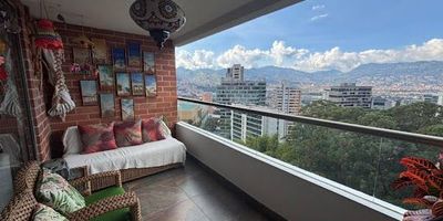 Este excelente apartamento de 178 m² se encuentra en una zona privilegiada, cerca de centros comerciales y con fáciles vías de acceso, lo que lo convierte en una opción ideal para quienes buscan comodidad y conectividad. Su distribución de espacios ofrece gran confort para vivir.

Características del apartamento:

Área total: 178 m²
Habitaciones: 3 (2 con baño privado y vestier, 1 con closet)
Baños: 2 (1 social y 2 privados)
Estudio independiente
Sala y comedor amplios y bien iluminados
Cocina cerrada con habitación de servicio y baño
Parqueadero doble paralelo

Zonas comunes de la unidad:

Piscina
Portería 24 horas
Zonas verdes
Juegos para niños 
Salon social

Este apartamento combina confort y seguridad en una ubicación excelente, ideal para quienes disfrutan de la cercanía a servicios y transporte. ¡No dejes pasar esta oportunidad, contáctanos para más detalles!