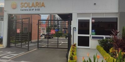 Venta apartamento para estrenar piso 6, con ascensor, Conjunto Residencial Solaria Parque Natura, Jamundí Colombia. 52 M2. Estrato 4. Sala comedor, balcón, cocina abierta tipo americano, zona de oficios y parqueadero propio. Habitación principal con baño y vestier, una habitación auxiliar con closet, baño social completo. El Conjunto cuenta con vigilancia permanente, piscina para niños y adultos, juegos infantiles, canchas, salón social, zona de asados. Sector de Alfaguara, a una cuadra de la Avenida Cañasgordas, con alta valorización a 15 minutos de Cali. Cerca a Centros comerciales, supermercados, droguerías.