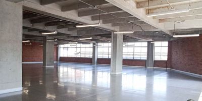 Oficina para arriendo en Medellín, sector Guayabal, cuenta con un área de 558 m², 1 espacio, 1 cocineta, 3 baterías de baño, 8 parqueaderos privados. Ubicado en Centro Empresarial, con vigilancia las 24 horas, en segundo piso con ascensor, sobre toda la avenida Guayabal; fáciles y cómodas vías de acceso, rutas de transporte. Buscamos su tranquilidad. www.cityraiz.com CÓDIGO 18606