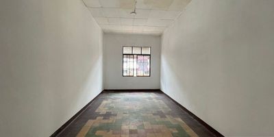 Local en arriendo en el centro, Medellín de 32m2 aproximadamente, especialmente para bodega u oficina, en un segundo piso, en toda la calle Maracaibo con Bolívar, piso en baldosa.servicios compartidos.
Cercanías: Hotel Nutibara, Parque Botero, EPM antiguas, Calle Colombia.