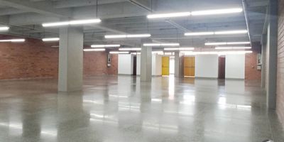 Oficina para arriendo en Medellín, sector Guayabal, cuenta con un área de 466 m², 1 espacio, 1 cocineta, 2 baterías de baño, 6 parqueaderos privados. Ubicado en Centro Empresarial, con vigilancia las 24 horas, en cuarto piso con ascensor, sobre toda la avenida Guayabal; fáciles y cómodas vías de acceso, rutas de transporte. Buscamos su tranquilidad. www.cityraiz.com CÓDIGO 18608