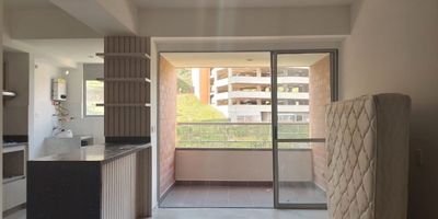 Apartamento en arriendo en unidad cerrada cerca a supermercados, vias principales, rutas de transporte publico,  restaurantes, y servicios complementarios. Piso en ceramica y madera, sala comedor, 3 alcobas con baño en la principal, cocina integral abierta tipo americano, balcon y parqueadero independiente cubierto. Conjunto cerrado con ascensores, piscina, gym, salon social, turco, parques infantiles, zonas verdes, vigilancia 24 hrs, alarma y circuito cerrado de tv. Inmuebles sujetos a verificación de disponibilidad.