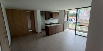 ¡No puedes perderte esta increíble oportunidad de adquirir tu propio apartamento en la hermosa ciudad de Rionegro, Antioquia! Ubicado en una zona llena de vida y crecimiento, este apartamento te ofrece la tranquilidad y comodidad que tú y tu familia merecen.

Con un área total de 90 M2, este apartamento cuenta con un diseño moderno y sofisticado, distribuido en 3 amplias alcobas, perfectas para acomodar a toda tu familia, y 2 baños completos para tu mayor comodidad,  te permitirá sentirte en tu propio hogar desde el primer momento en que lo veas.

Disfruta de las vistas panorámicas que ofrece este apartamento desde sus balcones, mientras gozas de una hermosa puesta de sol. Su baño auxiliar y baño en habitación principal te ofrecen una comodidad adicional para ti y tus invitados.

La cocina integral es perfecta para tus habilidades culinarias, equipada con todo lo necesario para vivir una experiencia de cocina agradable y cómoda. Además, su suelo de cerámica le da ese toque sofisticado que buscas en tu nuevo hogar.

Con su ubicación privilegiada sobre una vía principal, tendrás acceso a todos los servicios y comodidades que necesitas para vivir una vida plena. Su urbanización cerrada garantiza tu privacidad y seguridad, mientras que la vigilancia y portería/recepción te ofrecen una tranquilidad adicional.

Disfruta de un estilo de vida activo y saludable con las diversas zonas verdes y la piscina que este apartamento te ofrece. Y si tienes visitas, no te preocupes, el apartamento cuenta con parqueadero para visitantes y ascensor para garantizar su comodidad.

Además, tendrás un acceso fácil y rápido al transporte público, así como a colegios y universidades cercanos, lo cual lo convierte en una excelente opción para familias con niños en edad escolar. Y si no quieres alejarte demasiado, también contarás con la cercanía a centros comerciales y zonas urbanas donde podrás satisfacer todas tus necesidades.

¡No lo pienses más y hazte c