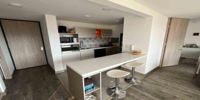 Codigo 18221. Este apartamento con posibilidad de cerrar y generar dos habitaciones queda en el cuarto piso de un conjunto con Club House próximo a entregar, el apartamento tiene dos años de construido y cuenta con mejoras respecto a otros apartamentos, esta ubicado en un 4to piso con acceso por ascensor y parqueadero descubierto