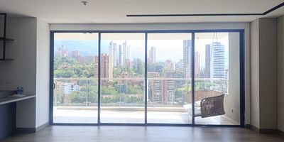 Apartamento en arriendo en unidad cerrada. Ubicacion en sector tranquilo, de poco flujo vehicular, transito solo de residentes y con facilidad a servicios complementarios. Piso en madera, puerta de seguridad, sala y comedor independiente, estar de tv, 2 alcobas con baño en cada una, cocina integral abierta tipo americano, terraza y parqueaderos independientes cubiertos. Unidad con ascensor y zonas sociales que incluyen piscina, gym, salon social, turco, parque infantil, cancha de squash, zonas verdes; ademas vigilancia 24 horas, citofonia y circuito cerrado de tv.
 Inmueble sujeto a verificación de disponibilidad.