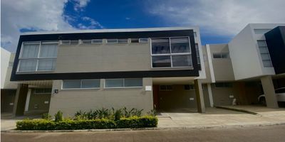 Casa en renta 

Acogedora y espaciosa casa en excelente ubicación. Ideal para familias o parejas. 

Cuenta con: 3 habitaciones, 4 baños, Cocina, Zona de ropas, Patio, Cuarto util y parqueadero doble.

Cerca a escuales, comercio y centros comerciales. ¡ Agenda tu cita hoy mismo!
