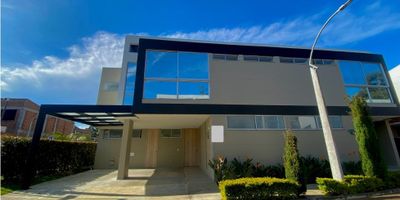 Hermosa casa disponible para renta 

Cuenta con: 3 habitacines, 4 baños, cocina, sala, zona de ropas, cuarto útil y parqueadero doble. 

Amplia, comoda, con hermosos acabados y excelente ubicación. 

Agenta tu visita hoy mismo!
